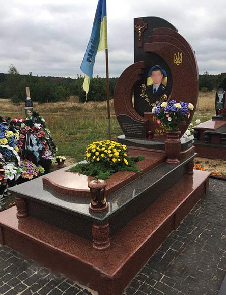 одиночні пам'ятники рівне